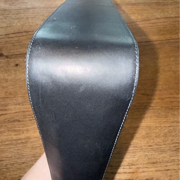 Stunning Salvatore Ferragamo Leather Shoulder Bag - Picture 5 of 13